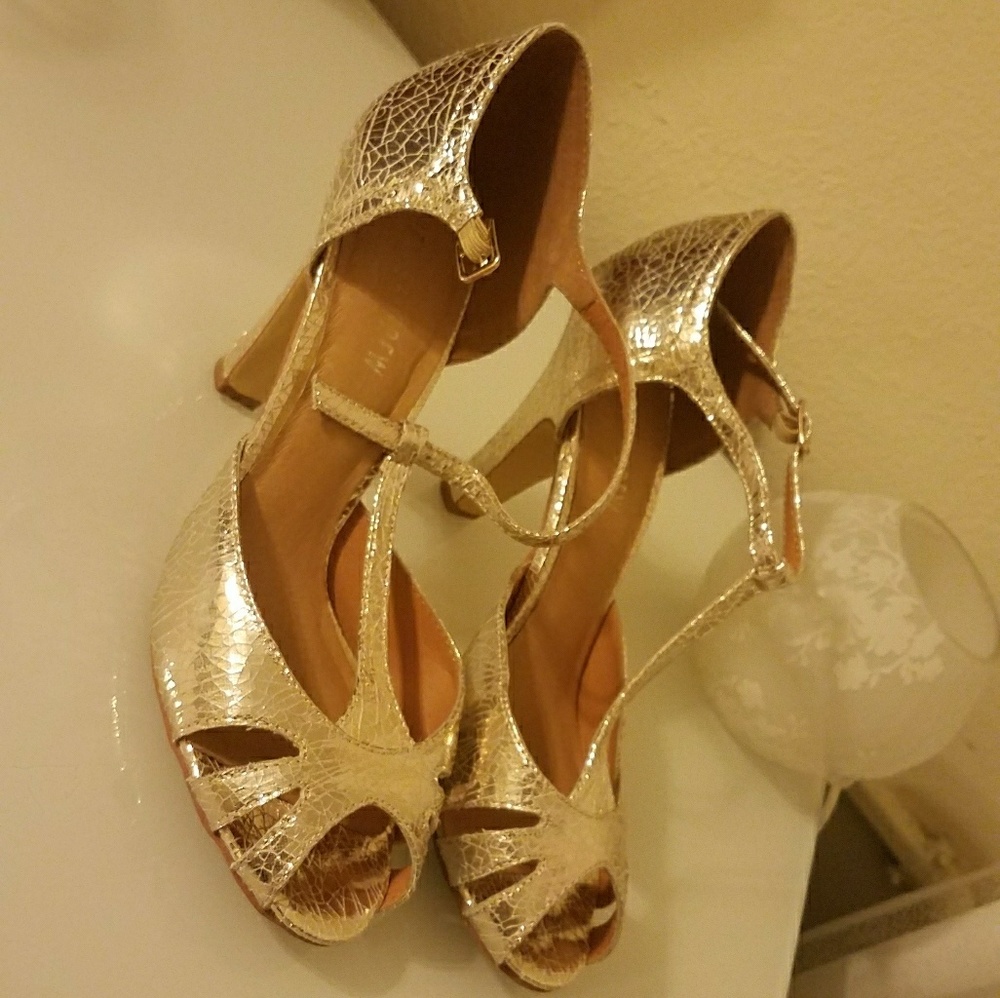 Chelsea Crew Latino - Gold. Peep Toe T-Strap Pump